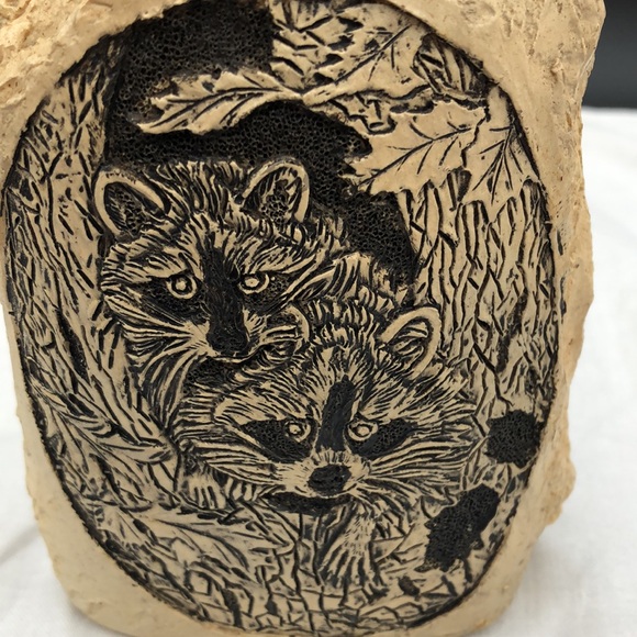 COPY - Vintage RARE FIND CARVING, FIGURINE, pair of Adorable RACCOONS on a resi… - Picture 5 of 6